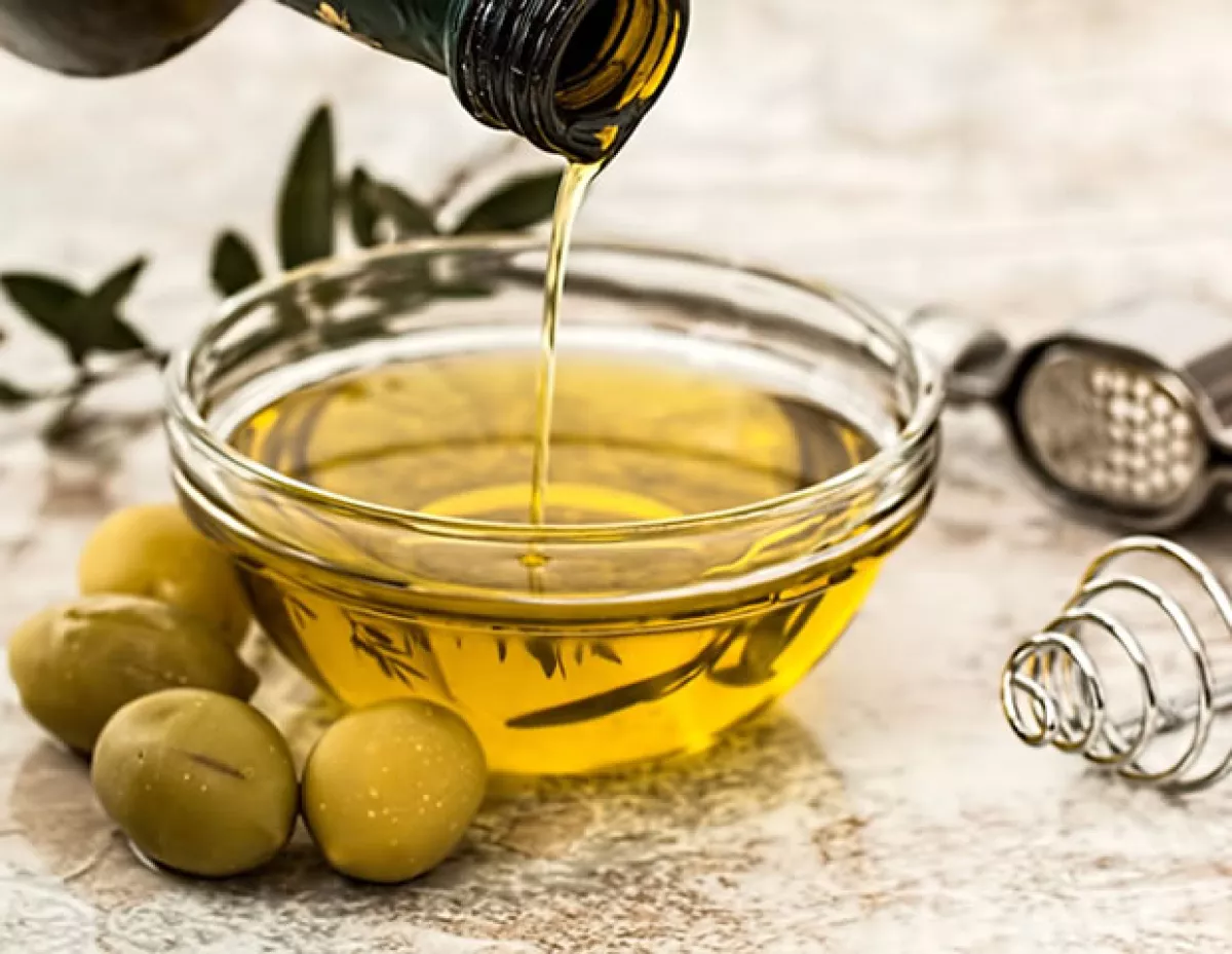 Puedes usar el aceite de oliva en el pelo, la piel, las uñas y hasta los labios.