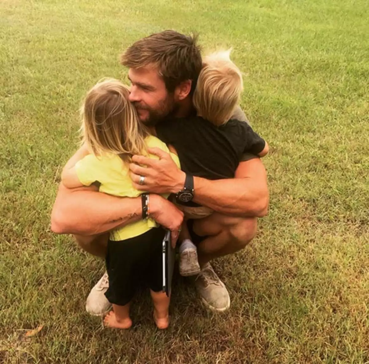 Chris es un padre amoroso con sus gemelos Tristan y Sasha, quienes tienen dos años.