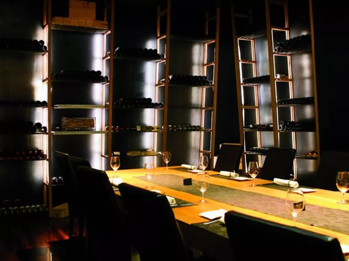 La cava se puede reservar para eventos privados y tiene capacidad para hasta 16 personas.