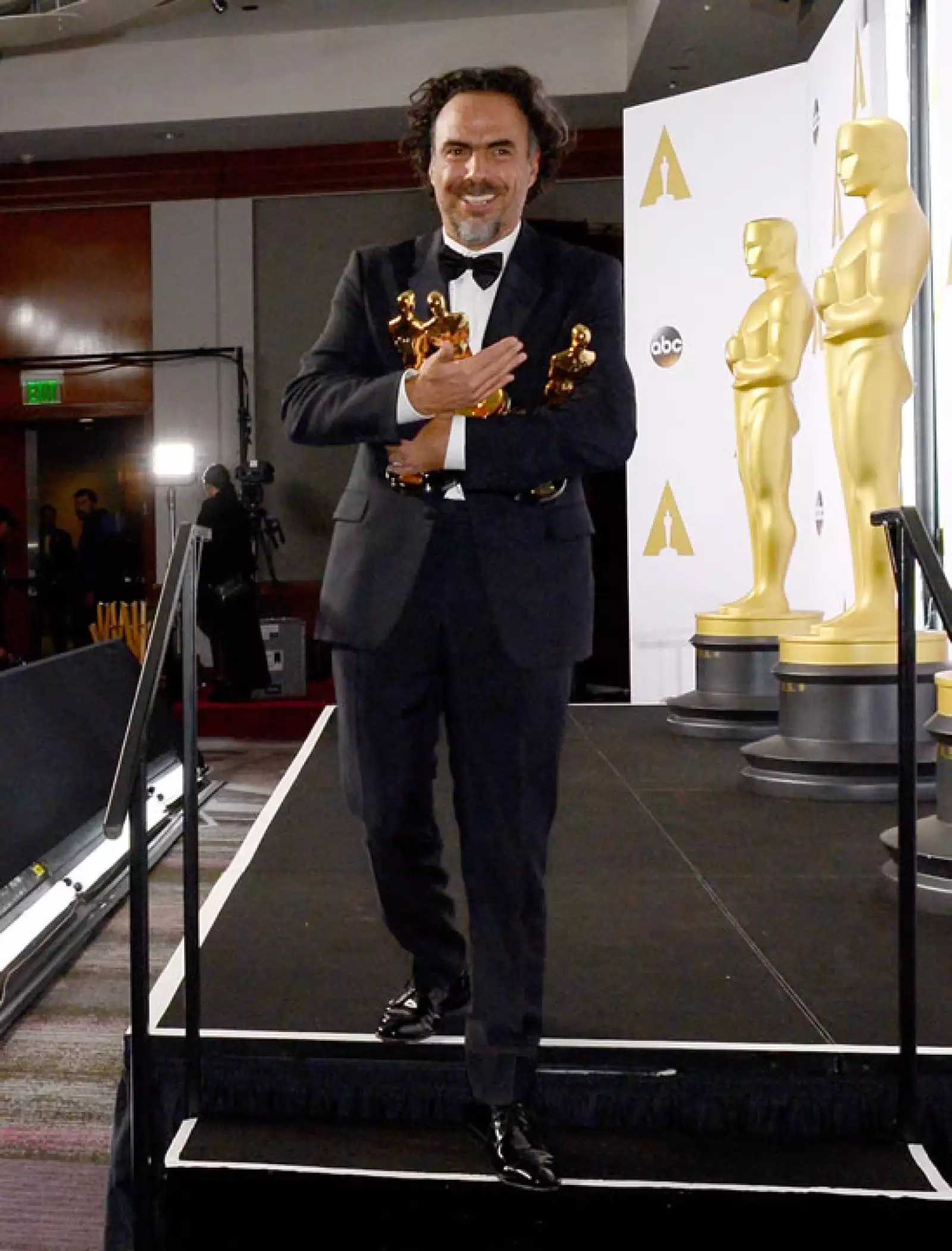 Como un padre orgulloso lució Alejandro, que por poco y no puede con las tres estatuillas.