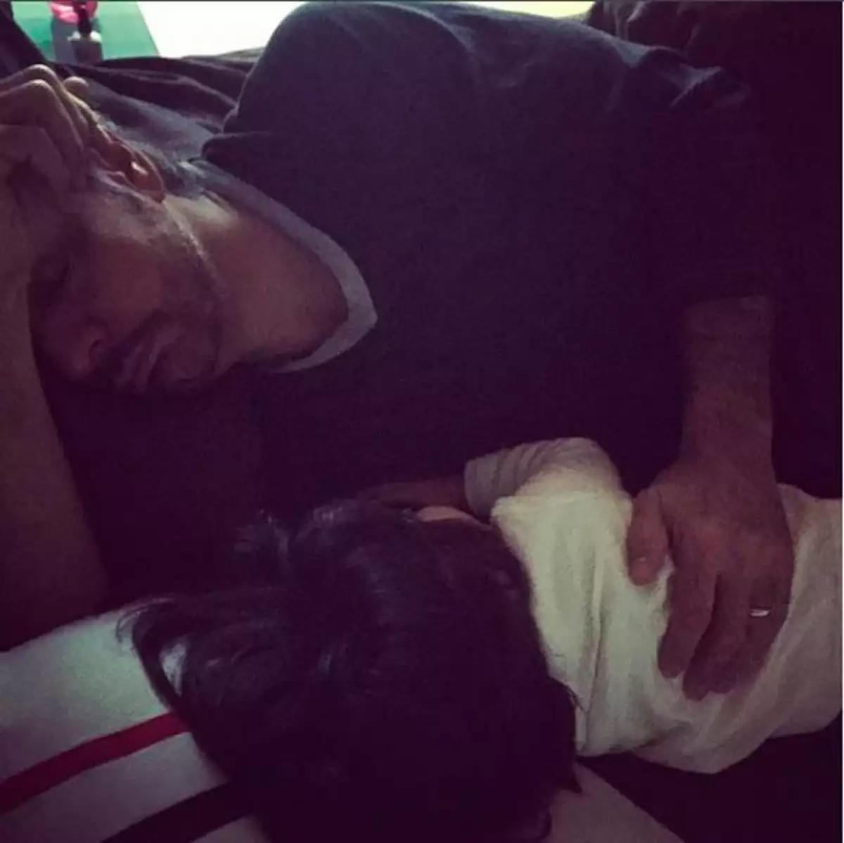 Eugenio trata de disfrutar lo más posible la compañía de su hija menor.