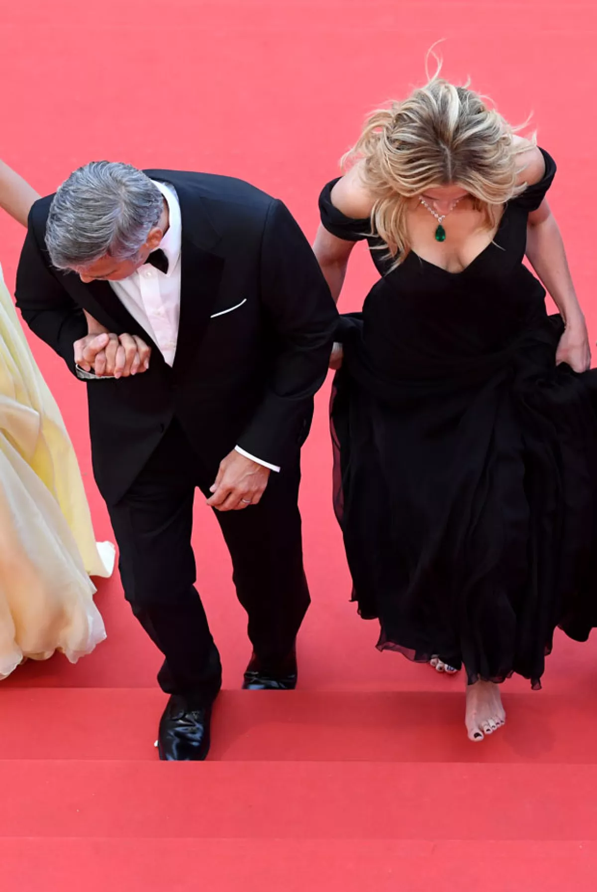E incluso George le ayudó a subir los escalones.