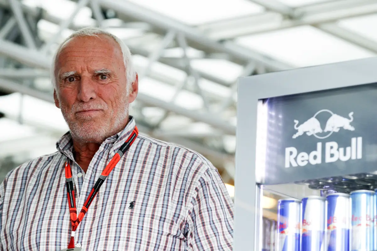 deporte-rinde-homenaje-red-bull