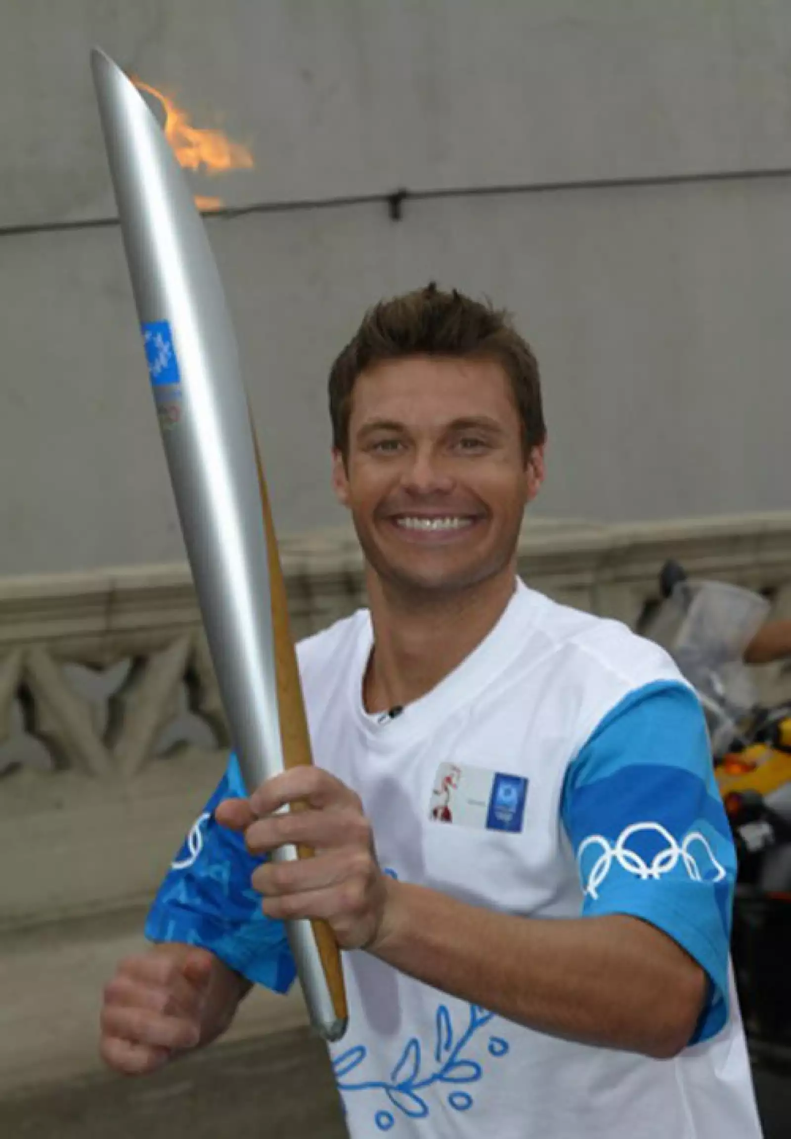 Ryan Seacrest corrió con la llama olímpica en California para las olimpiadas de Atenas 2004