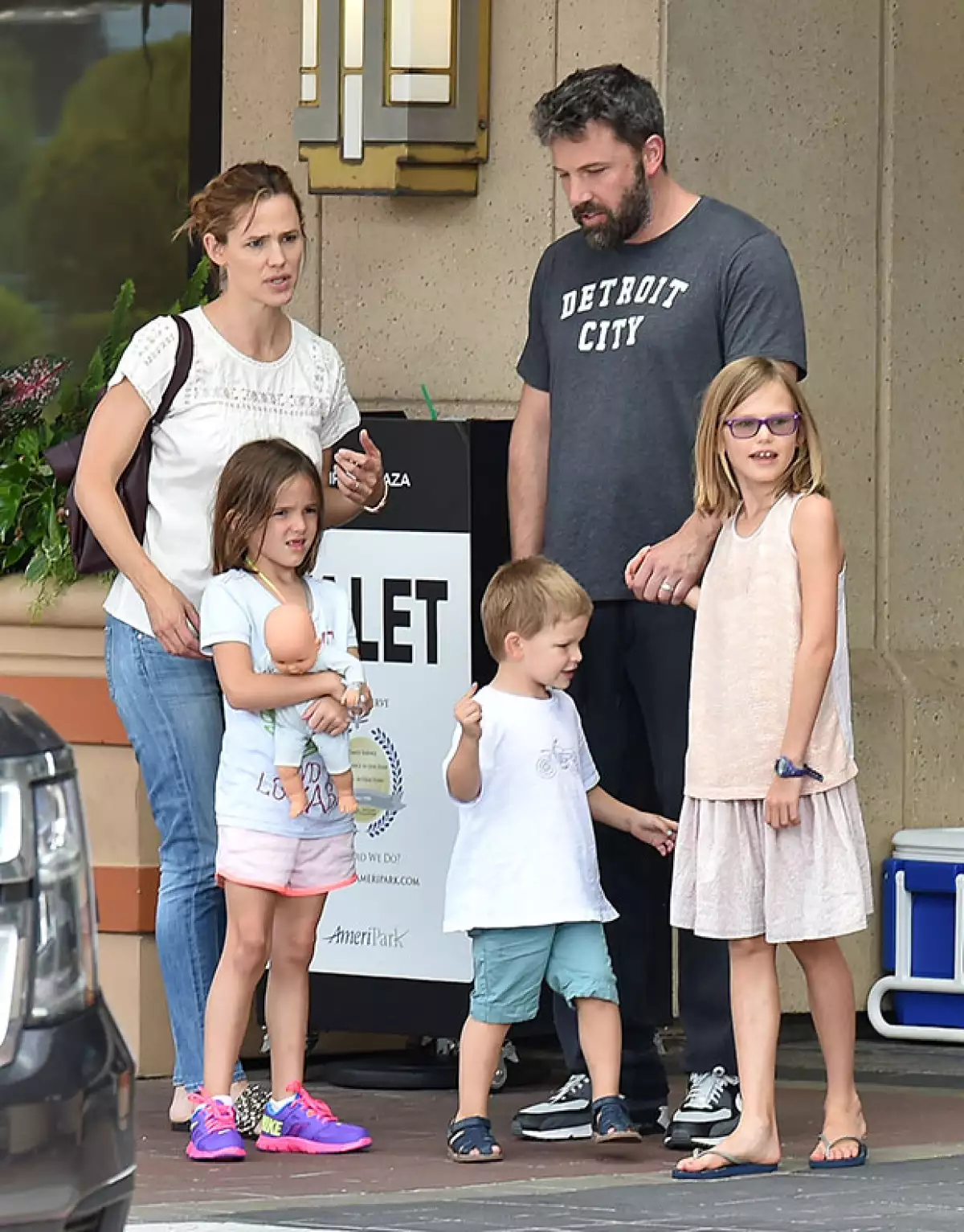 La pareja fue vista nuevamente pasando el día con sus hijos en Atlanta, donde se hizo muy notorio que aún usan sus anillos de matrimonio.