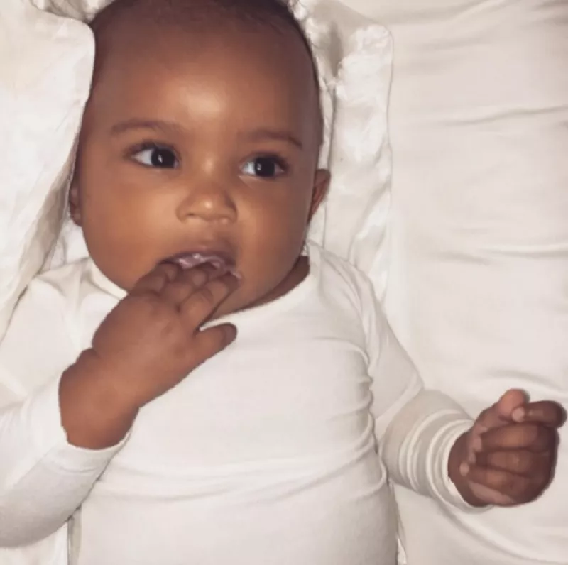 A sus 6 meses de nacido, el segundo hijo de la estrella de reality está adquiriendo rasgos cada vez más parecidos a la familia Kardashian.