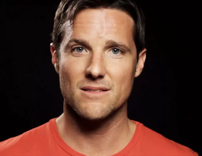 Jason Russell, del grupo Invisible Children, fue arrestado por correr semidesnudo y tener conductas sexuales "inapropiadas" en la vía pública.