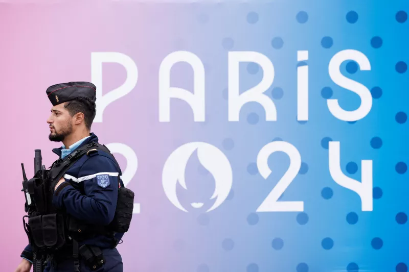Un gendarme francés pasa junto al logotipo de los Juegos Olímpicos y Paralímpicos de París 2024 frente a la Asamblea Nacional en París, Francia, el 2 de mayo de 2024.