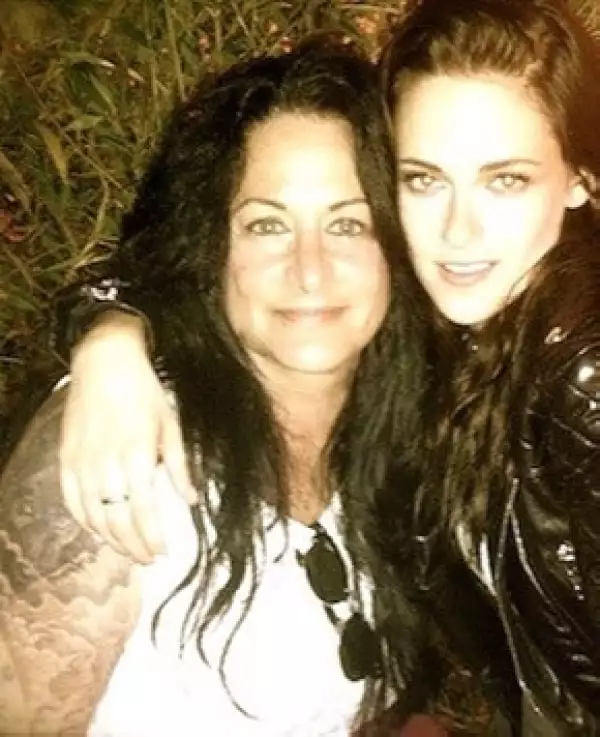 Kristen junto a su madre Jules Stewart en una imagen publicada el pasado Día de las Madres. `Felicidades a mi mamá en su día. Te amo´, escribió Kristen.