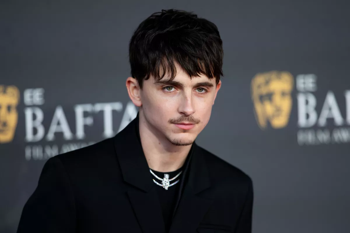 hombres mejor vestidos bafta 2025