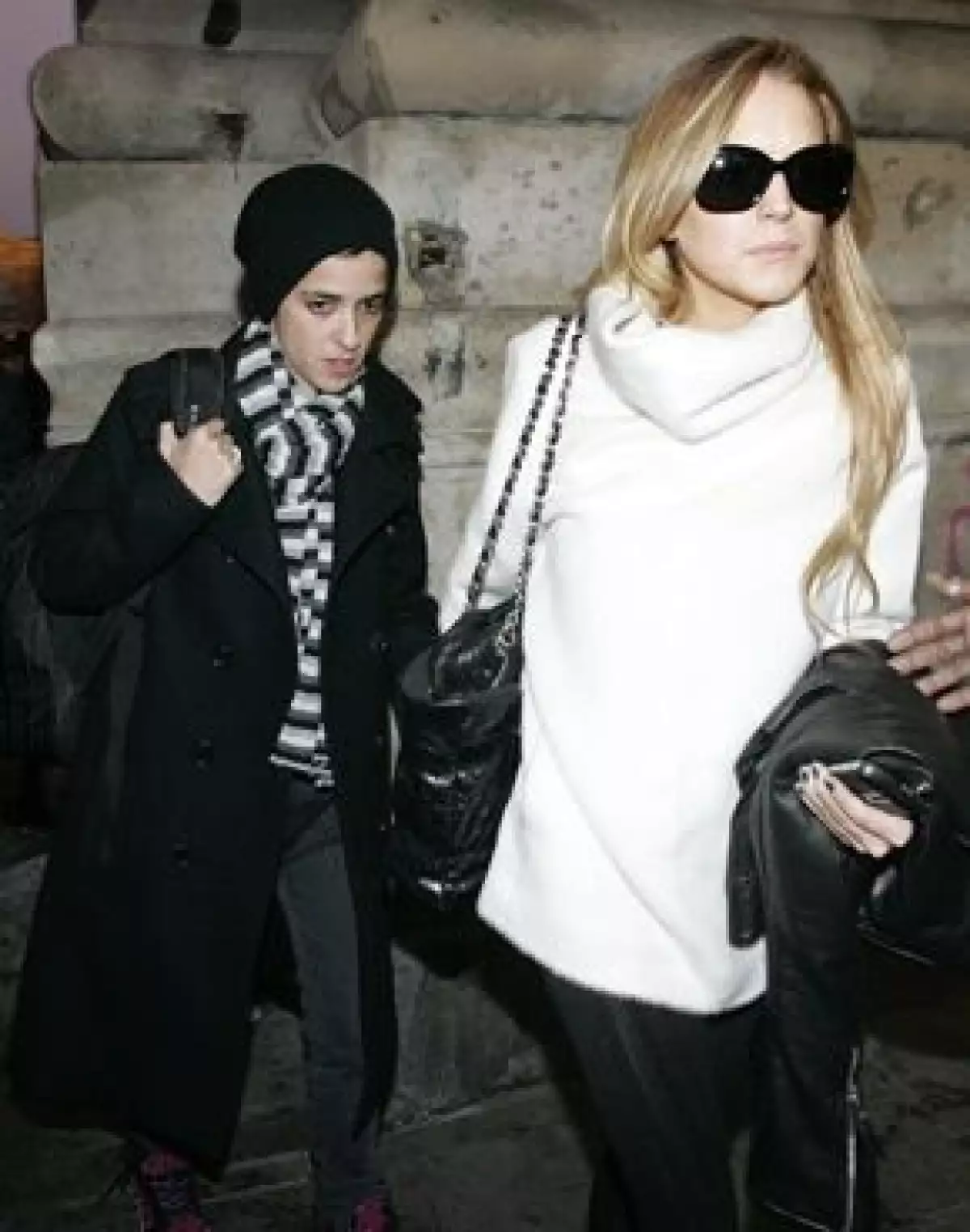 La actriz salió llorando de una fiesta porque Samantha Ronson estaba platicando con otras.