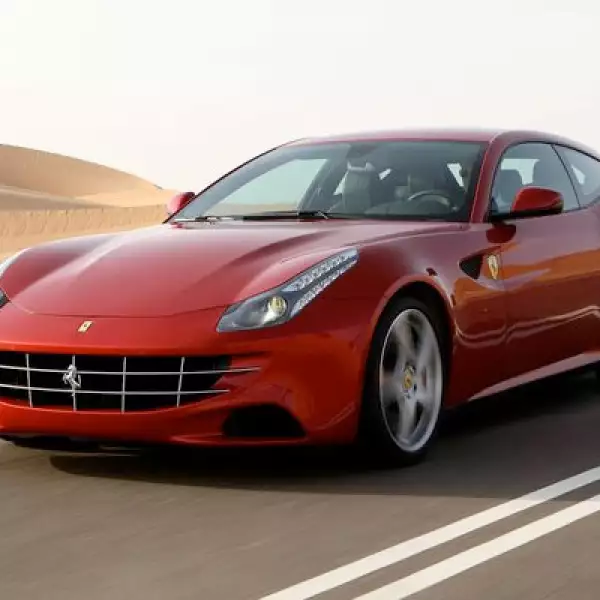 La automotriz italiana presentó en el AutoShow de Ginebra su nuevo modelo FF, un roadster diferente con capacidad para cuatro personas.