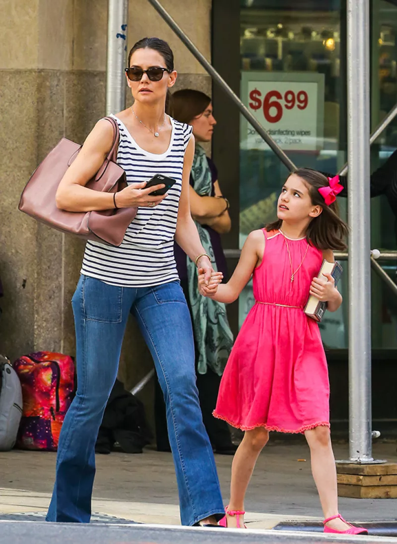 La hija de Tom Cruise y Katie Holmes fue celebrada en un lujoso restaurante situado en Manhattan, sin embargo, su papá no estuvo con ella por tercer año consecutivo.