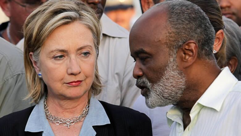La secretaria de estado de EU, Hillary Clinton, visitó Puerto Príncipe, capital de Haití, para asugurar y planear métodos de distribución de víveres y medicinas.