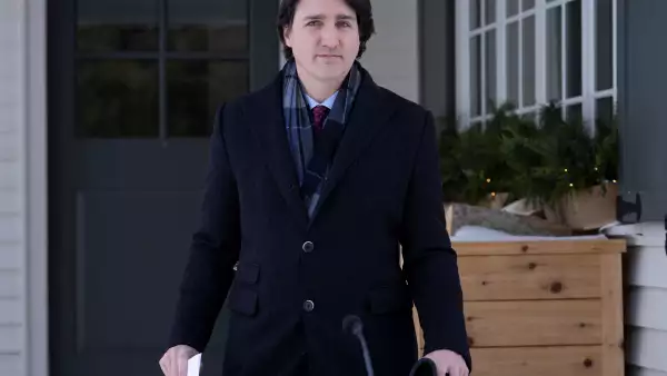 El primer ministro de Canadá Justin Trudeau, quien dijo que dio positivo a Covid-19, sale a dar una conferencia de prensa. 