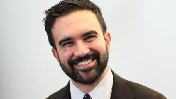 El candidato a la alcaldía demócrata Zohran Mamdani habla con miembros de la prensa después de un "Ayuntamiento inverso" en la sede de 32BJ SEIU el 17 de octubre de 2025 en la ciudad de Nueva York