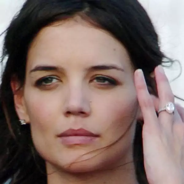 Tom Cruise y Katie Holmes se comprometieron en la Torre Eiffel. Es un diamante de cinco quilates montado en un anillo de platino y oro rosa, en total está estimado $250,000.dls