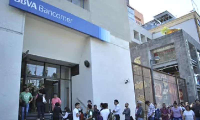 La banca por teléfono e Internet y los cajeros estarán a disposición de los clientes. (Foto: Cuartoscuro)