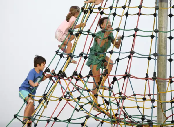 Angelique escaló con gran habilidad el juego junto a Santiago.