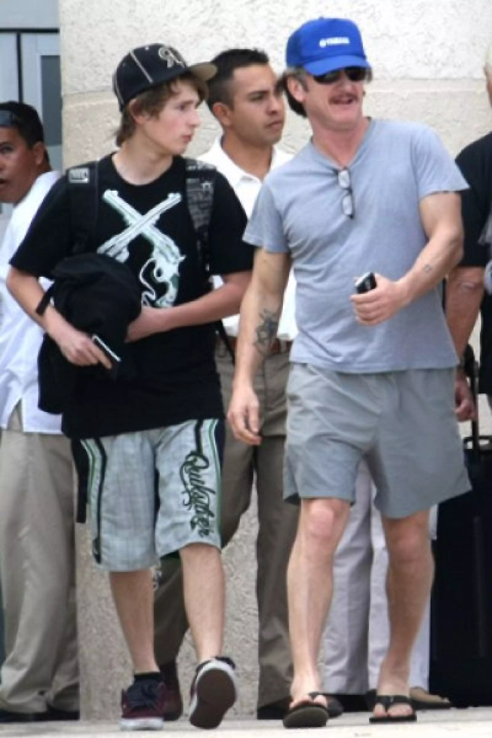 A pocos días de la entrega de los premios Oscar, parece que el actor buscaba un poco de sol, pues lucía un tanto pálido.