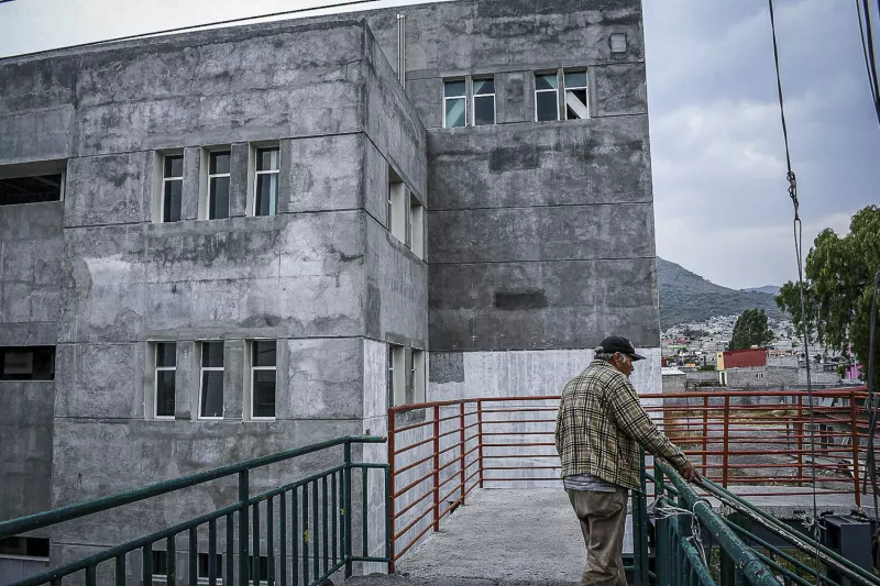 Obras de hospitales suspendidas en México. 