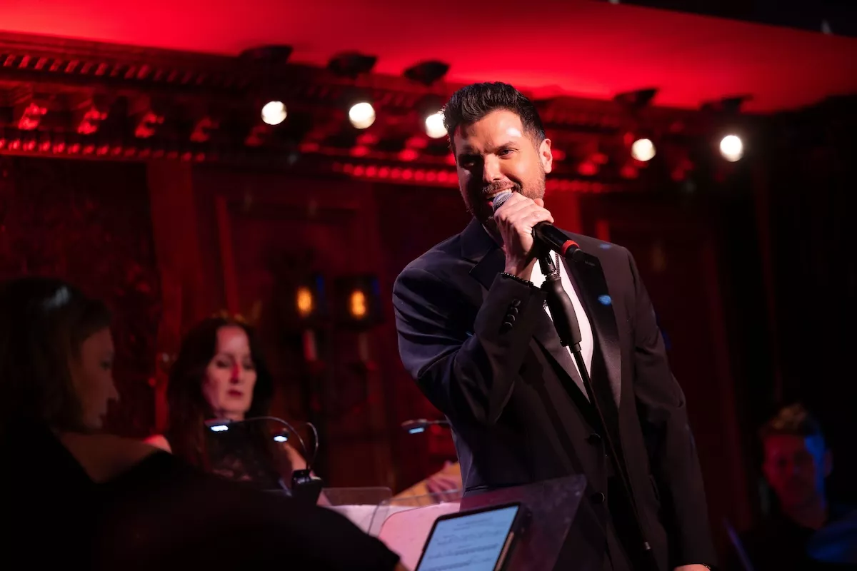 Mauricio Martínez en el escenario del Studio 54 Below