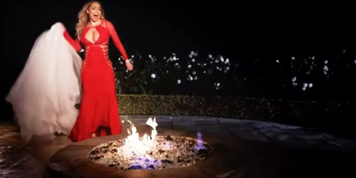 Mariah Carey quemando su vestido de novia.