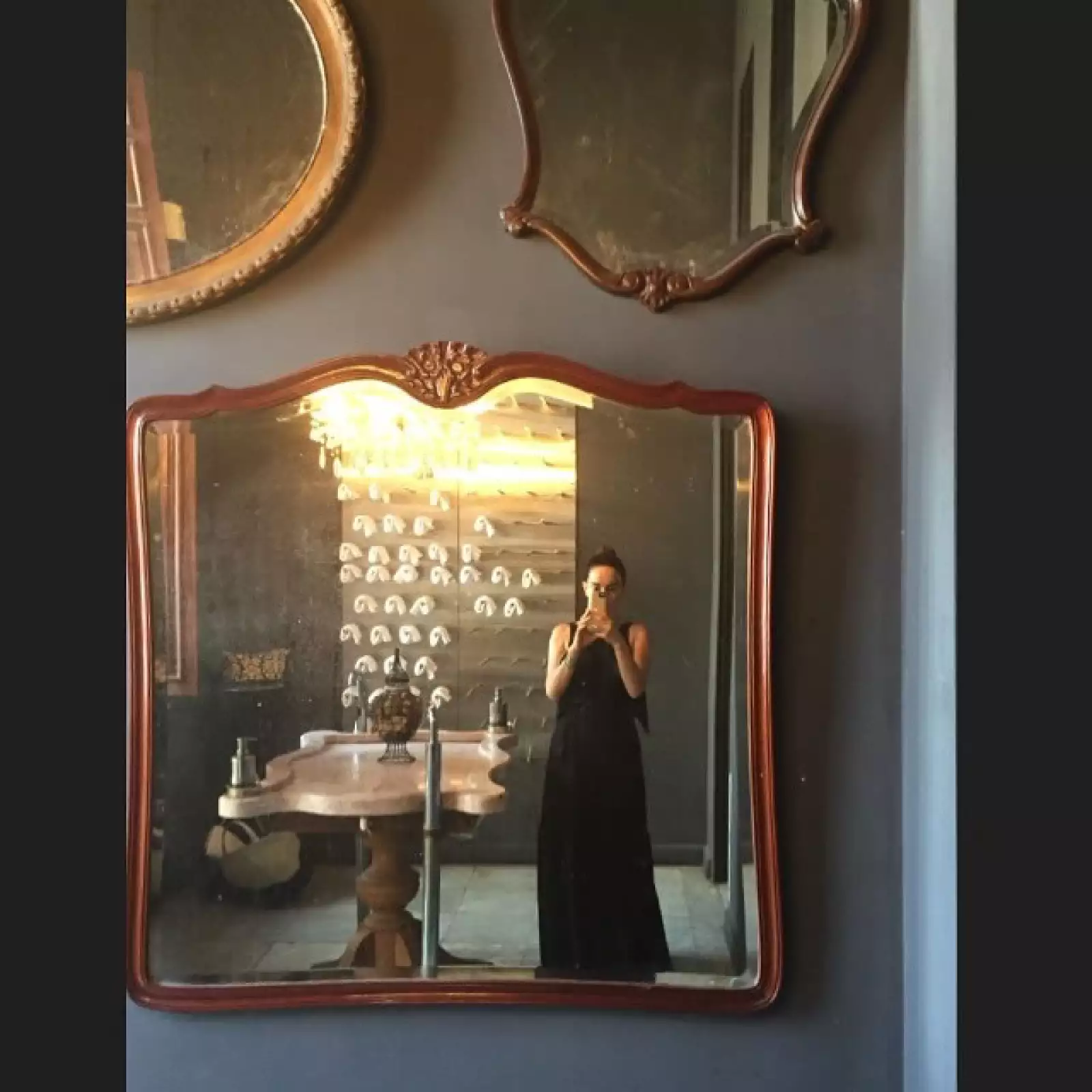 La infaltable selfie en el espejo de su hotel en La Guarida.