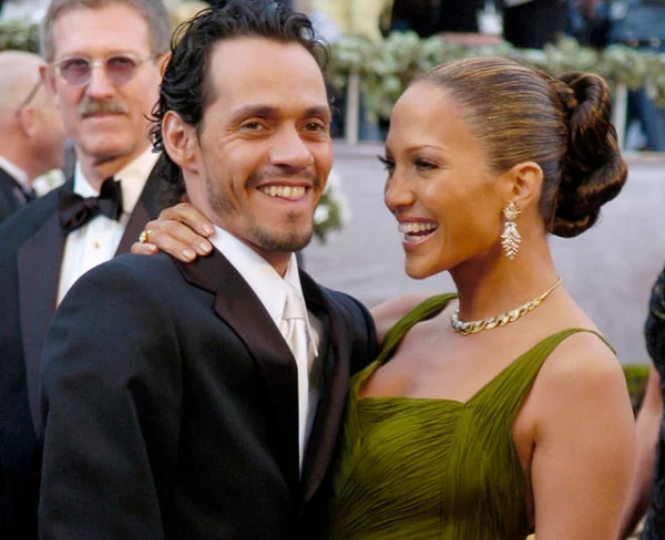 Jennifer Lopez y Marc Anthony. A pesar de que parecían el matrimonio perfecto desde que se casaron en 2004, cuando anunciaron su separación este año, se dijo que una de las razones de su fracaso amoroso fue los celos excesivos del cantante, tanto que la relación ya se había vuelto insoportable.