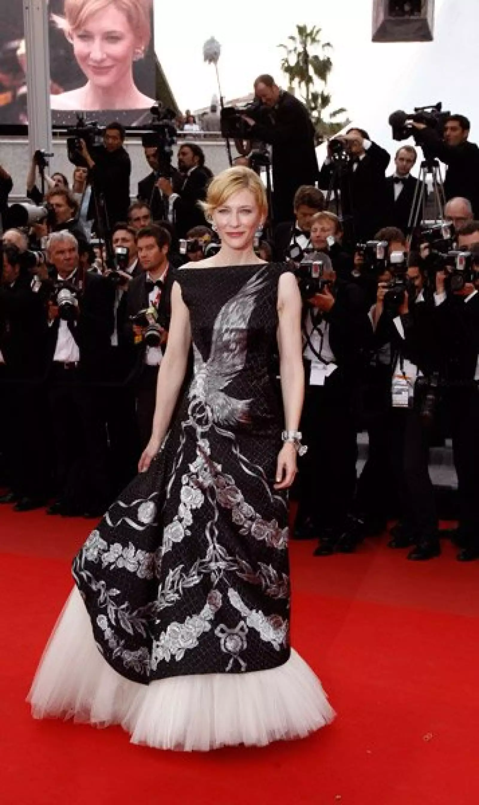 Cate Blanchett lució un vestido de la colección 2010 del fallecido diseñador Alexander McQueen.