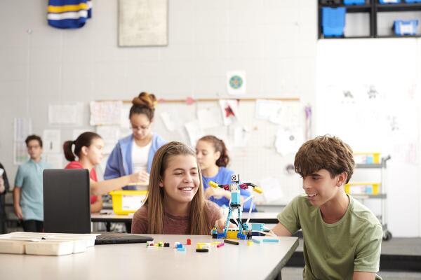 LEGO mezcla ladrillos y STEAM para fomentar la confianza de los estudiantes