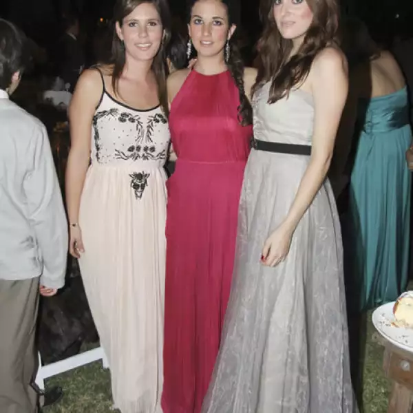 Camila e Isabel Ochoa y Sofía Lascuráin portaron encajes, cinturones, escotes halter y transparencias, todos `must´ de la temporada.