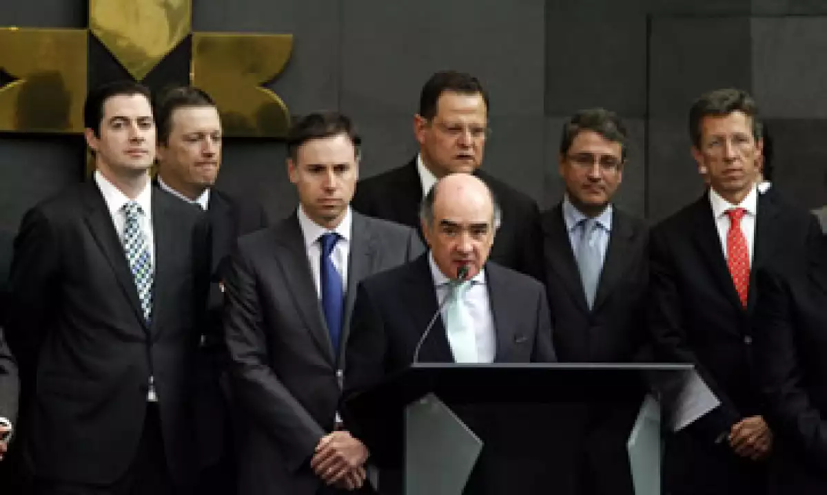 Téllez encabezó el campanazo conmemorativo del debut de Volaris en la BMV. (Foto: Notimex)