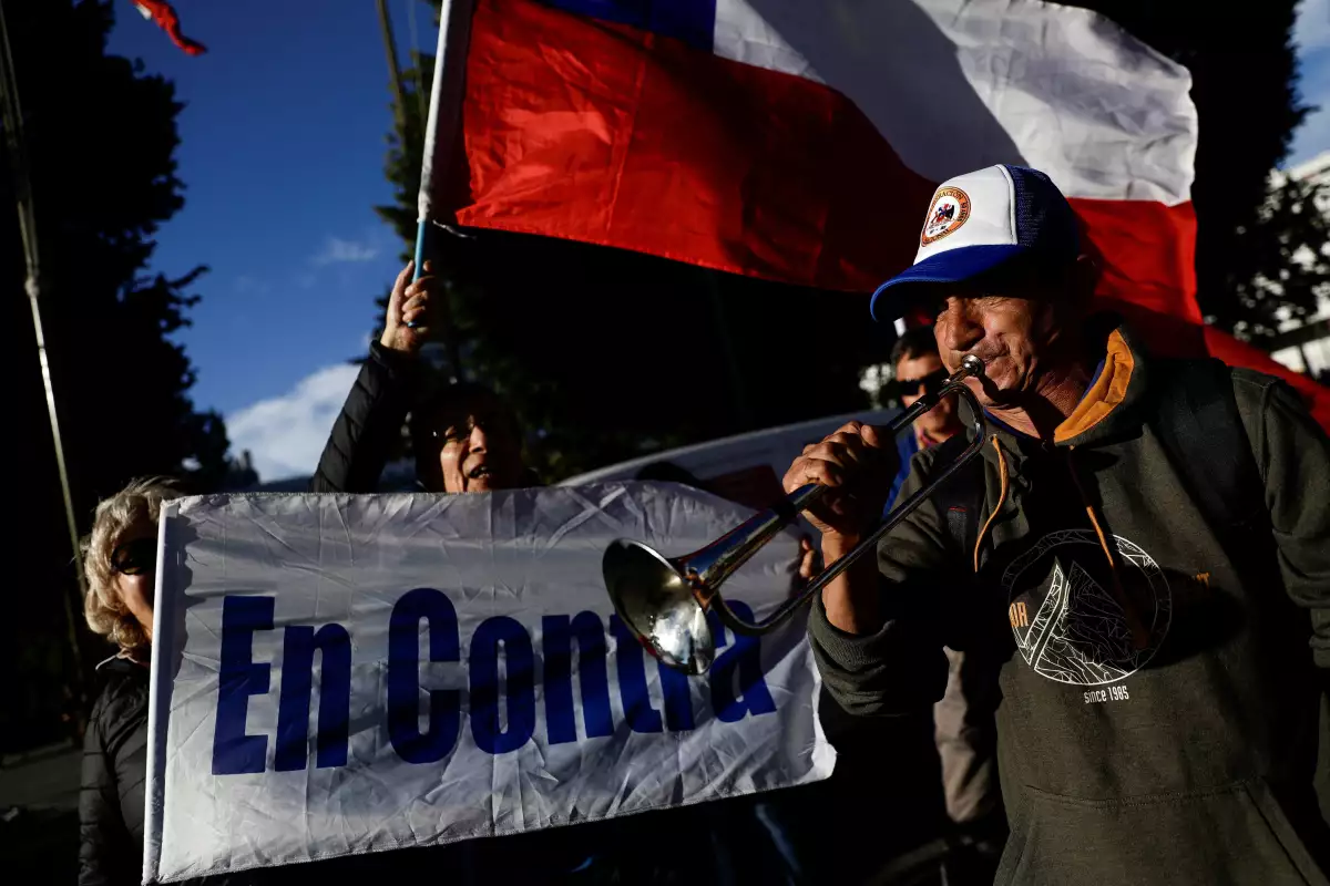 Las personas que están en contra de la nueva constitución reaccionan después del cierre de las urnas, el día del referéndum sobre una nueva constitución chilena, en Concepción, Chile, el 17 de diciembre de 2023.
