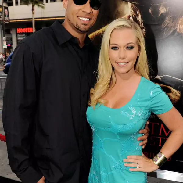 Kendra dejó la casa de Playboy cuando se enamoró del jugador de futbol americano Hank Baskett. Actualmente están felizmente casados y tienen un hijo que se llama igual que su papá.