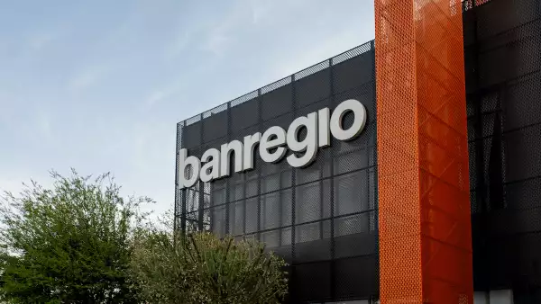 Imgen de fachada de una sucursal de Banregio.