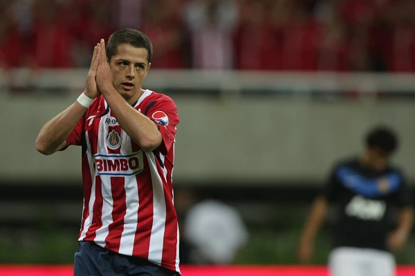 Javier Hernández (izquierda) durante su último partido en el futbol mexicano, cuando enfrentó a su exequipo Chivas de Guadalajara.
