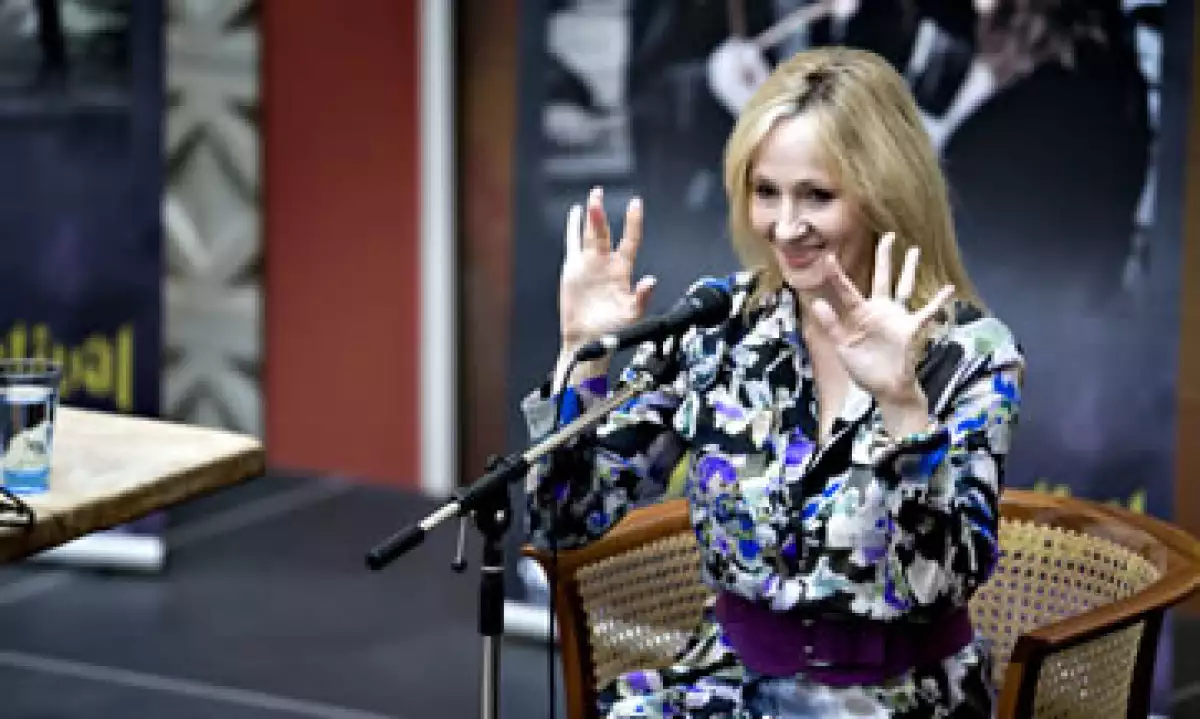 La escritora Joanne Kathleen Rowling está considerada como la mujer más rica de Reino Unido, por encima de la Reina Isabel II. (Foto: AP)
