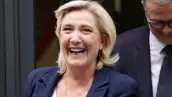 La ex presidenta del grupo parlamentario francés de extrema derecha Rassemblement National (RN), Marine le Pen, y el alcalde de RN de Perpiñán, Louis Aliot, abandonan la sede del partido en París el 2 de julio de 2024.