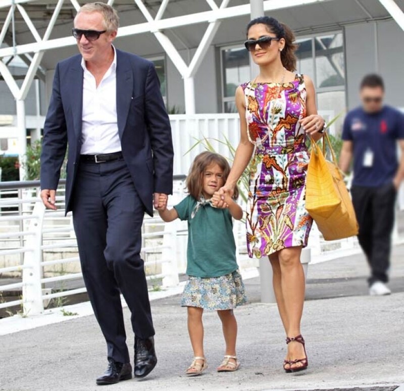 Salma Hayek pasea por Venecia con su espos, François-Henri Pinault, y su hija, Velentina Paloma.