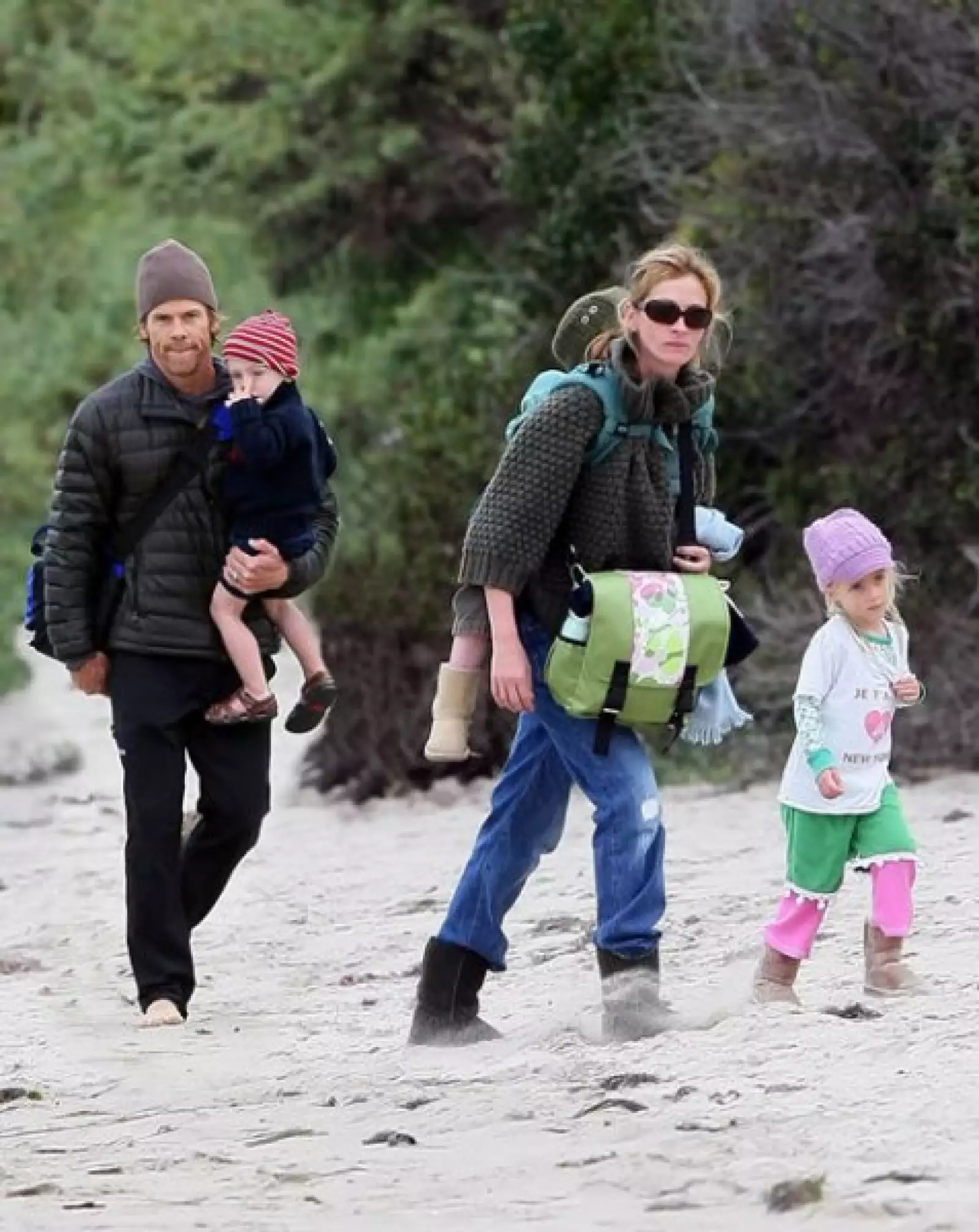 Julia Roberts está `hot´ actualmente con su película Comer, Rezar, Amar, junto a Javier Bardem. Además de ser considerada una de las actrices más guapas, se ocupa de sus hijos Hazel, Phinnaeus y HEnry.