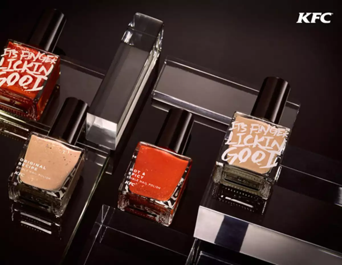 Los tonos son 2, un nude y un rojo brillante.