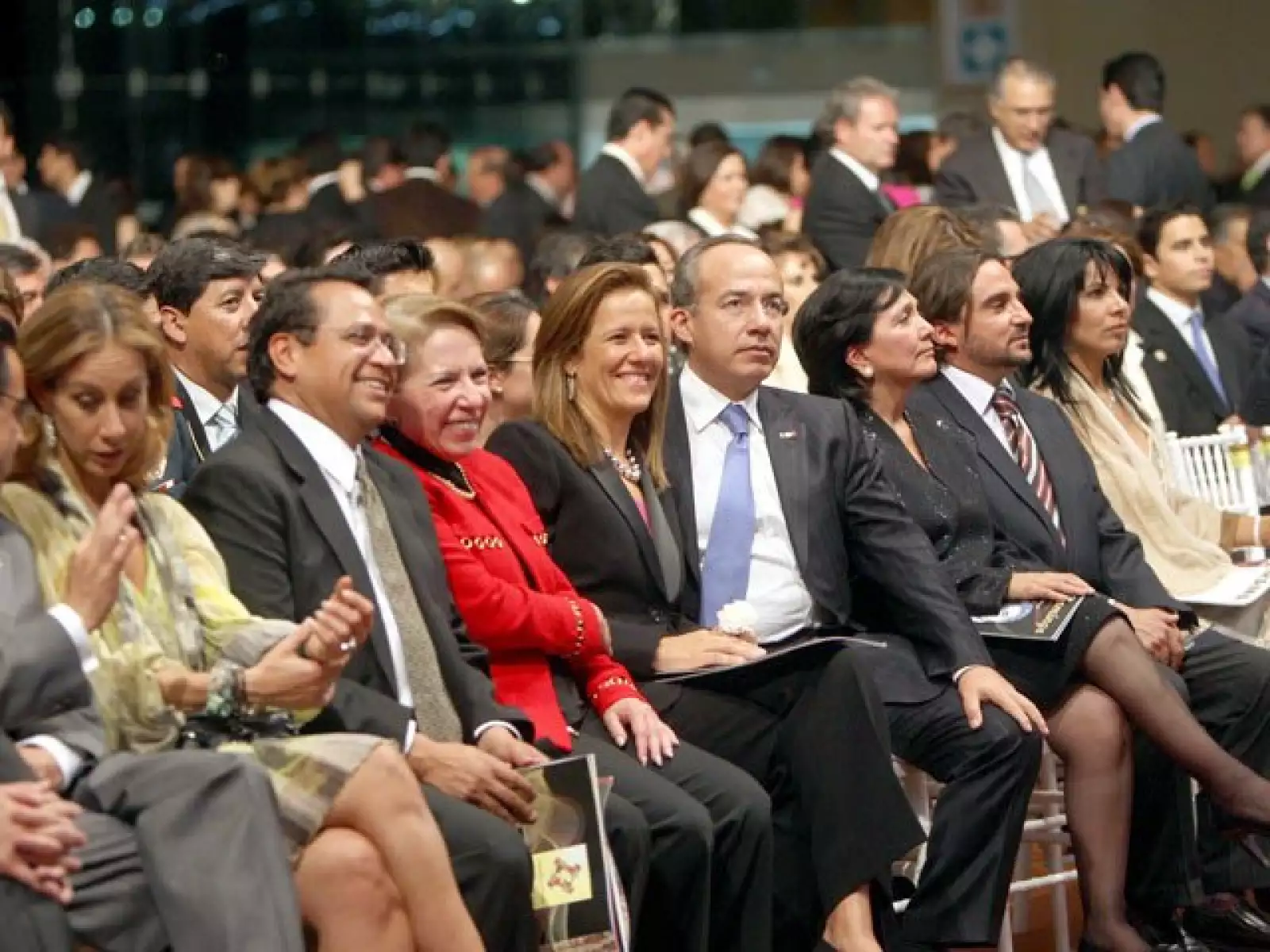 Además del presidente y su esposa, estuvieron también los secretarios de Gobernación, Fernando Gómez Mont; de Energía, Georgina Kessel, y de Turismo, Rodolfo Elizondo Torres.