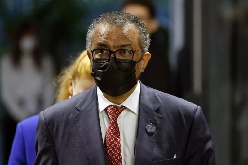 El jefe de la Organización mundial de la Salud, Tedros Adhanom Ghebreyesus llega a la apertura del Foro de la Paz en París. 