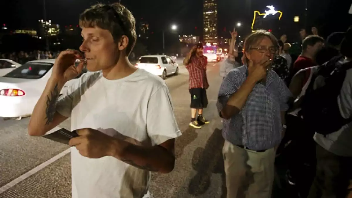 Cientos de personas se reunieron en Portland, Oregon, para celebrar la medida que legaliza el consumo recreativo de la marihuana