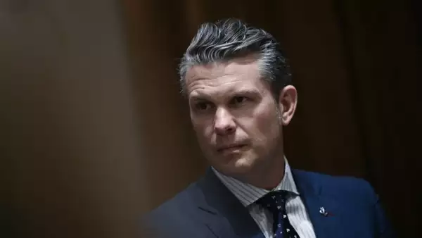 El secretario de Defensa de los Estados Unidos, Pete Hegseth, mira antes de un almuerzo con la primera ministra italiana Giorgia Meloni en la Sala del Gabinete de la Casa Blanca, en Washington, DC, el 17 de abril de 2025. El secretario de Defensa de los Estados Unidos, Pete Hegseth, compartió información sobre los próximos ataques aéreos de Estados Unidos contra Yemen en un grupo de chat privado de Signal que incluía a su esposa, hermano y abogado personal, informó el New York Times el 20 de abril.