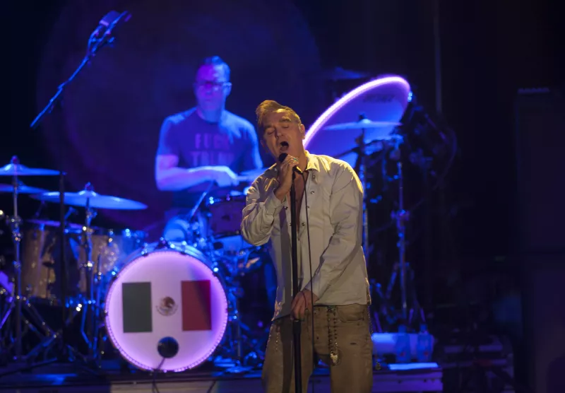 Su gira no descansó