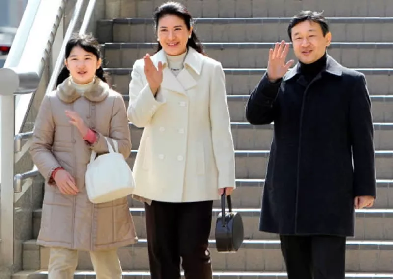 Después de varios años de vivir encerrada en su palacio con una grave depresión, la "princesa triste”, Masako, decidió asistir a la investidura del Príncipe Guillermo de Holanda como rey.