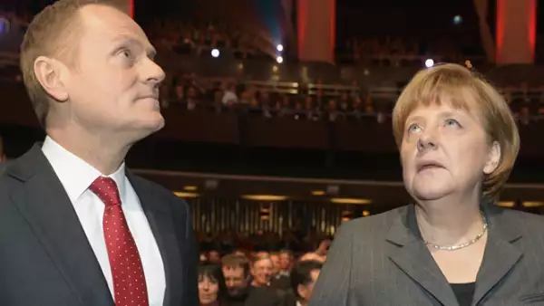 El primer ministro polaco, Donald Tusk y la canciller alemana, Angela Merkel, en la ceremonia de apertura de la feria CeBIT.