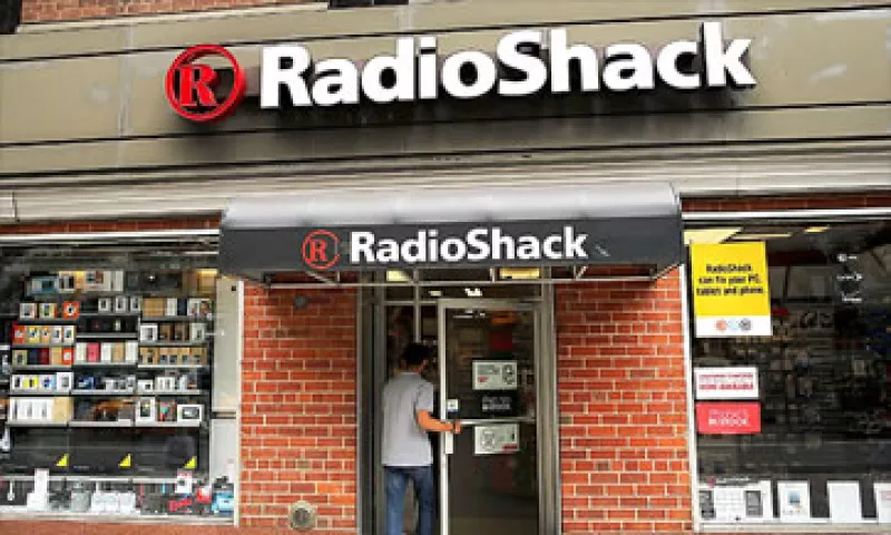 Radio Shack tiene 27,500 empleados en todo el mundo aunque no destacó el número de puestos que serán afectados. (Foto: Cortesía CNNMoney)